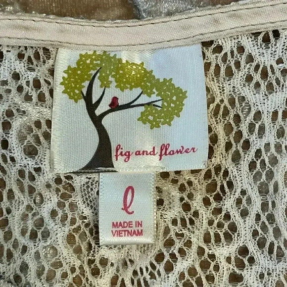 Fig and Flower Women’s Beige Crushed Velvet Bell Sleeve‎ Lace Back Top Large - Picture 4 of 4